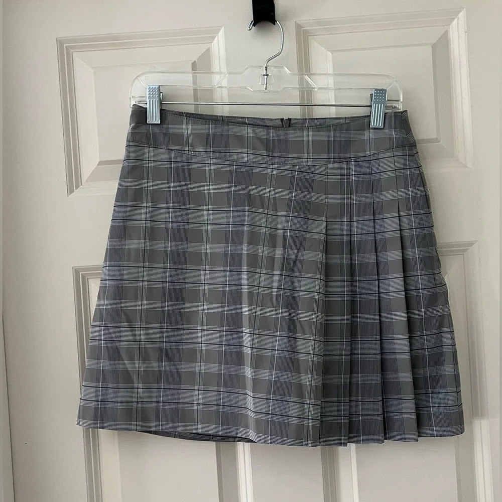 Women’s Nike Dri-Fit golf skort, size 4 gray plaid, pleated skirt workout active